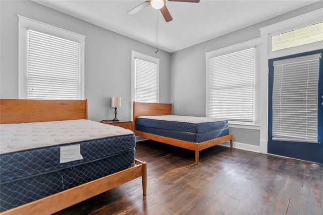 301 S Edgefield Avenue, Dallas, TX 75208
