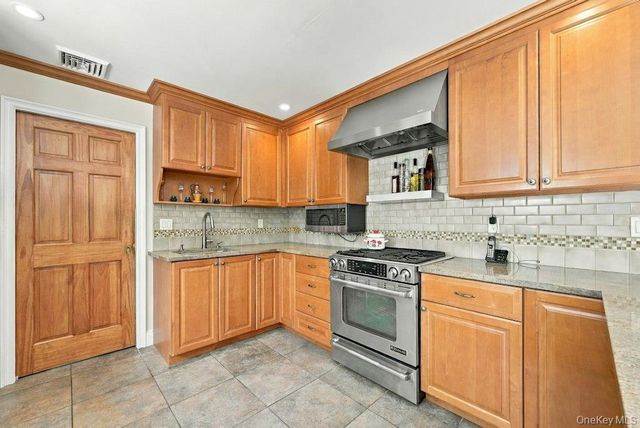 985 Silver Colt Road, Cutchogue, NY 11935