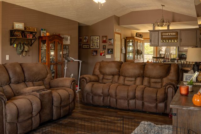 403 W Chestnut Road, Nixa, MO 65714
