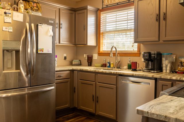 403 W Chestnut Road, Nixa, MO 65714