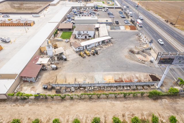 26300 N Mooney Boulevard, Tulare, CA 93274