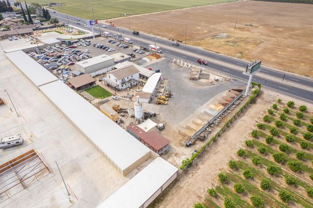 26300 N Mooney Boulevard, Tulare, CA 93274