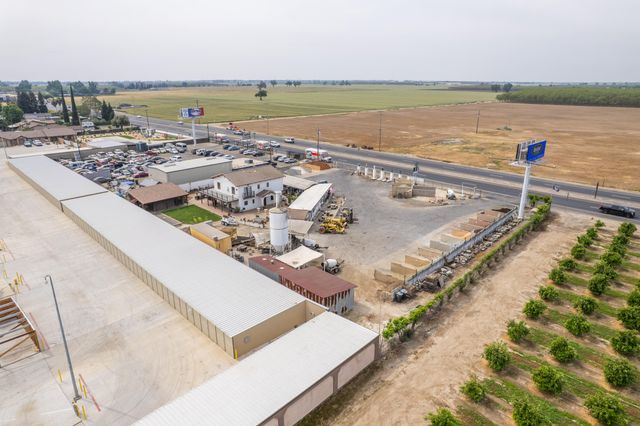26300 N Mooney Boulevard, Tulare, CA 93274
