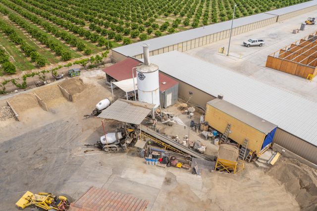 26300 N Mooney Boulevard, Tulare, CA 93274