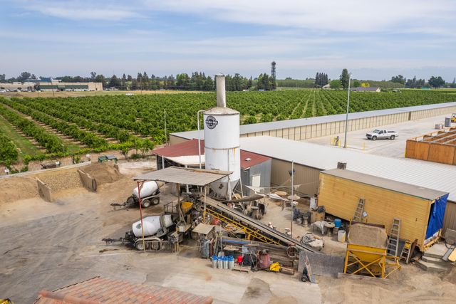 26300 N Mooney Boulevard, Tulare, CA 93274