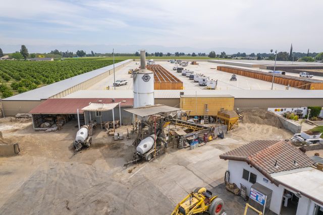 26300 N Mooney Boulevard, Tulare, CA 93274