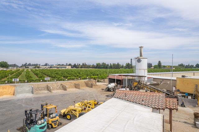 26300 N Mooney Boulevard, Tulare, CA 93274