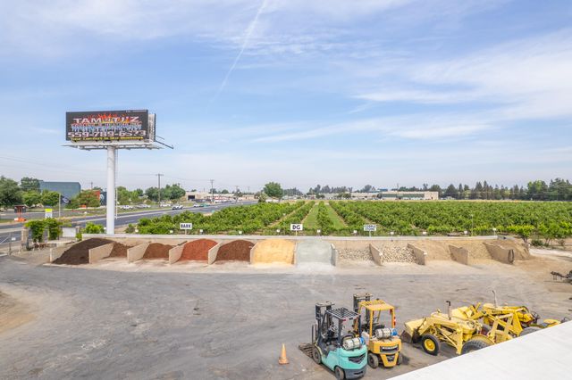 26300 N Mooney Boulevard, Tulare, CA 93274