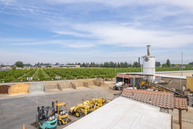 26300 N Mooney Boulevard, Tulare, CA 93274