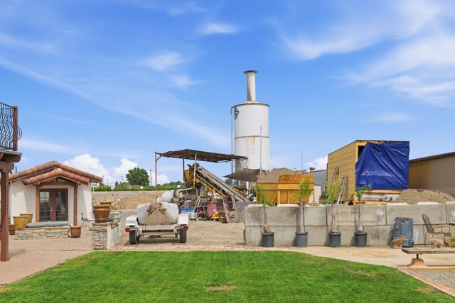 26300 N Mooney Boulevard, Tulare, CA 93274