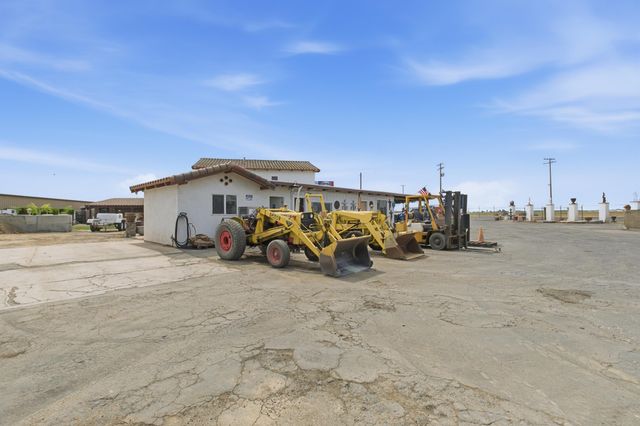 26300 N Mooney Boulevard, Tulare, CA 93274