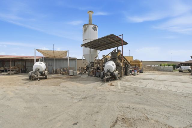 26300 N Mooney Boulevard, Tulare, CA 93274