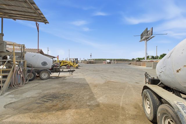26300 N Mooney Boulevard, Tulare, CA 93274