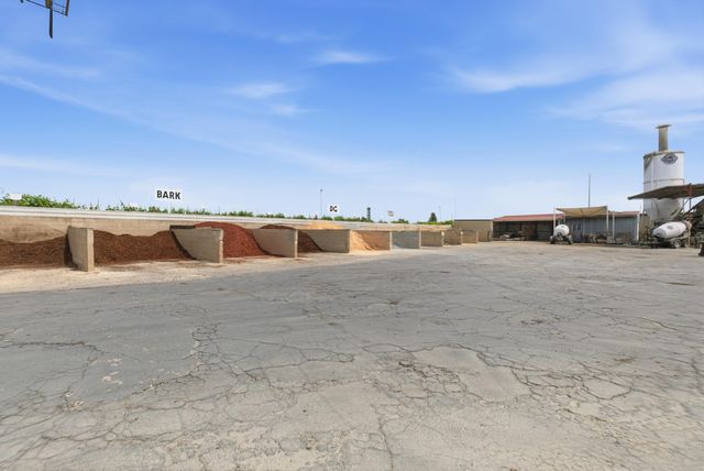 26300 N Mooney Boulevard, Tulare, CA 93274