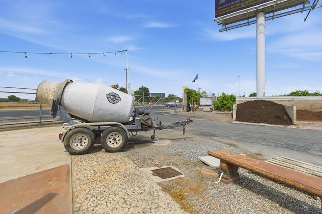 26300 N Mooney Boulevard, Tulare, CA 93274