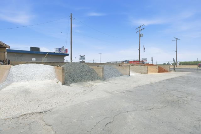 26300 N Mooney Boulevard, Tulare, CA 93274
