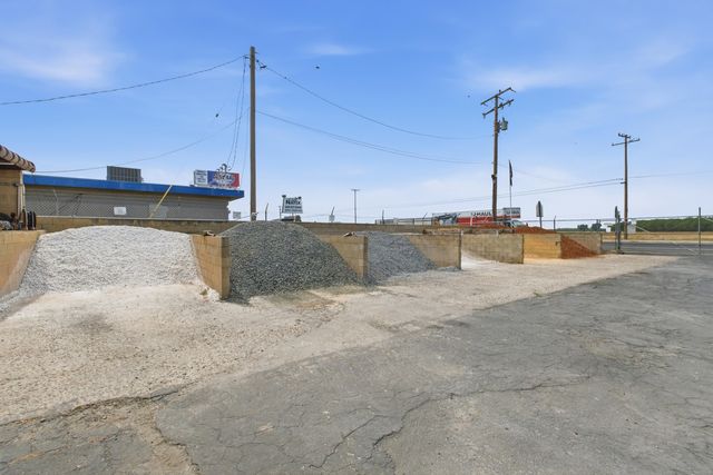 26300 N Mooney Boulevard, Tulare, CA 93274