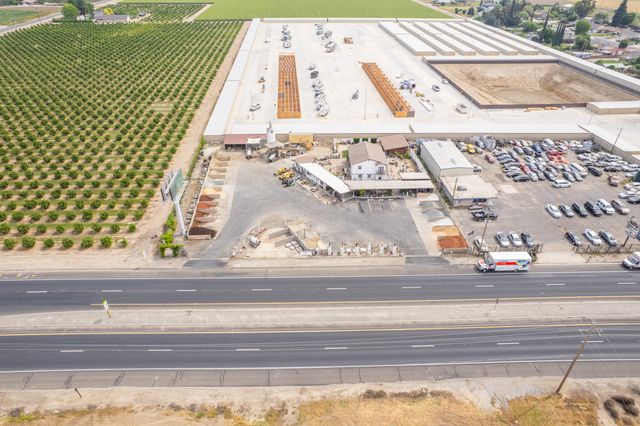 26300 N Mooney Boulevard, Tulare, CA 93274