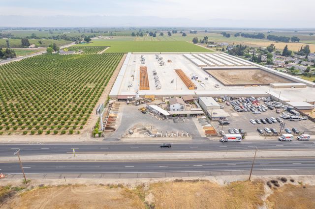 26300 N Mooney Boulevard, Tulare, CA 93274