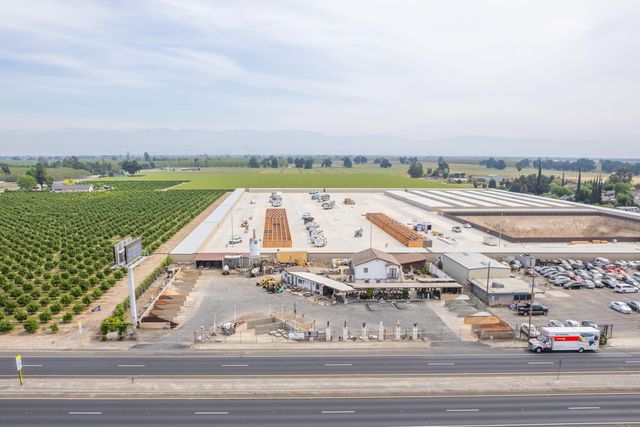 26300 N Mooney Boulevard, Tulare, CA 93274