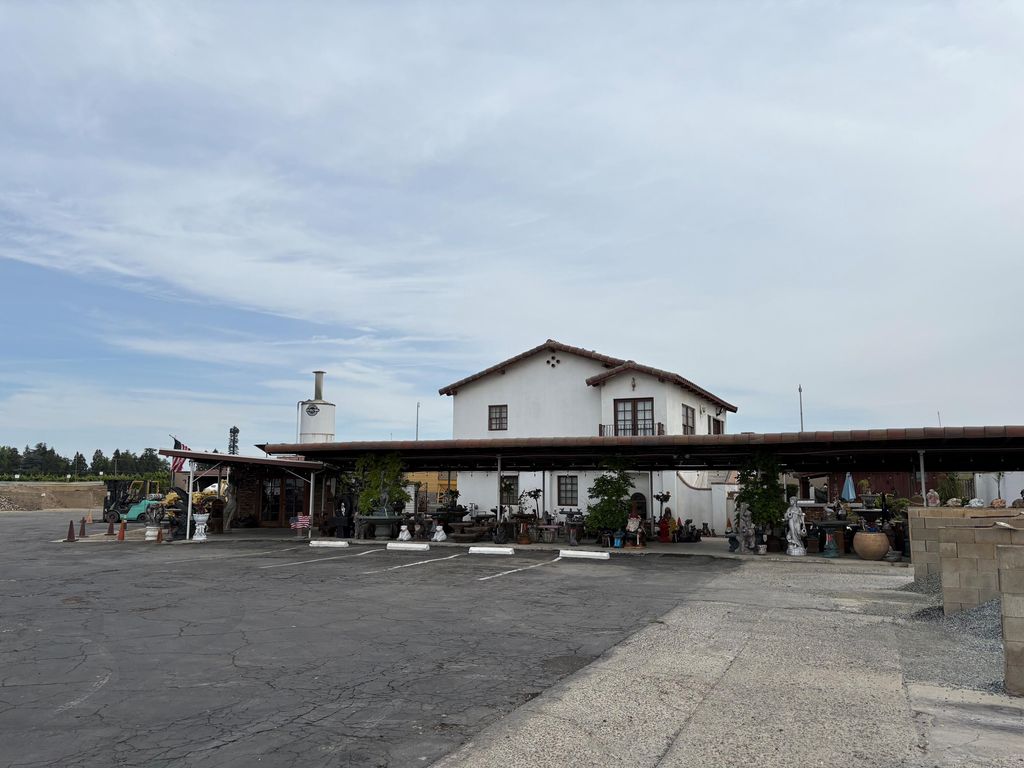 26300 N Mooney Boulevard, Tulare, CA 93274
