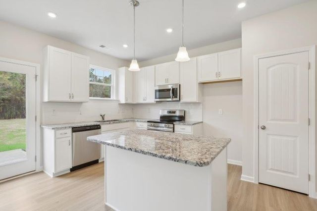 826 Kensington Street, Kingston, GA 30145