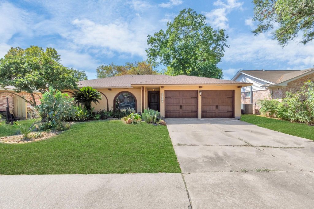 13627 Greenridge Drive, Sugar Land, TX 77498