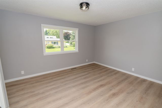 715 N 3rd Avenue, Winterset, IA 50273