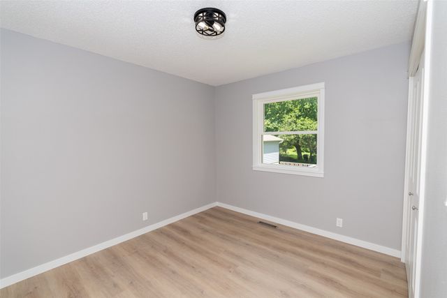 715 N 3rd Avenue, Winterset, IA 50273
