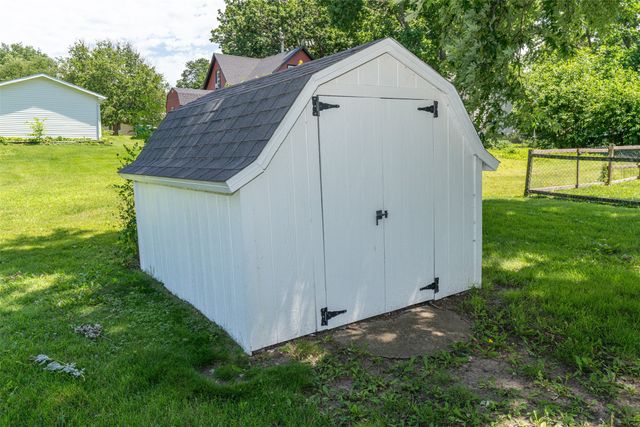 715 N 3rd Avenue, Winterset, IA 50273