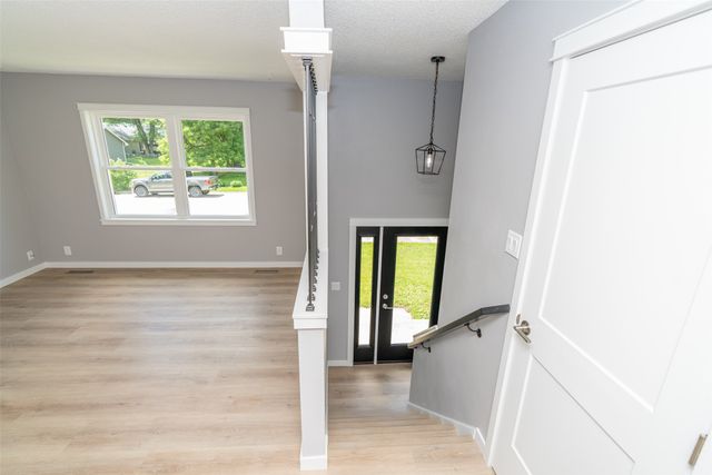 715 N 3rd Avenue, Winterset, IA 50273