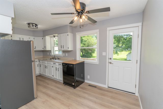 715 N 3rd Avenue, Winterset, IA 50273