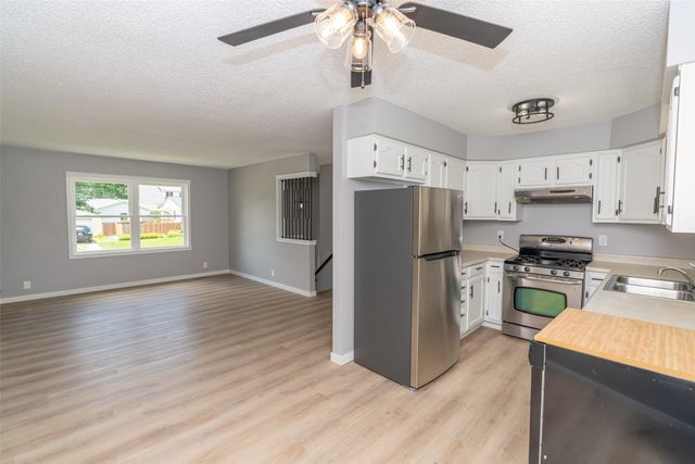 715 N 3rd Avenue, Winterset, IA 50273