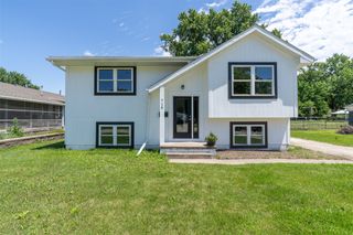 715 N 3rd Avenue, Winterset, IA 50273