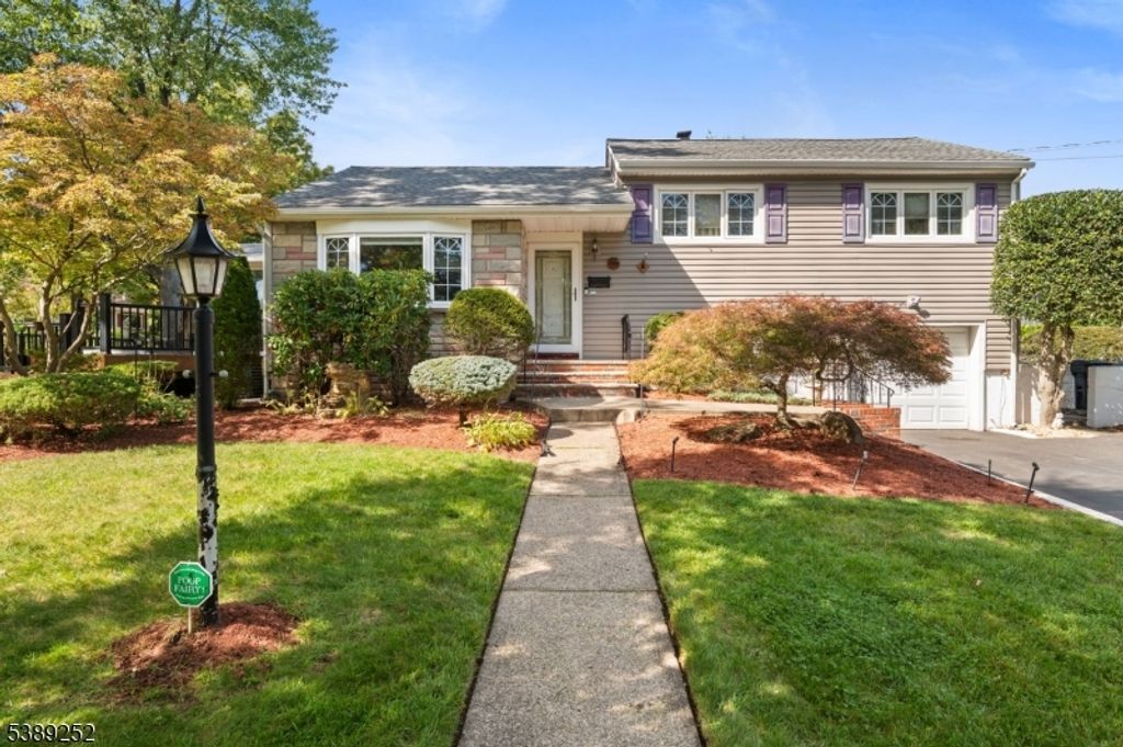 715 Bush Pl, Paramus Boro, NJ 07652