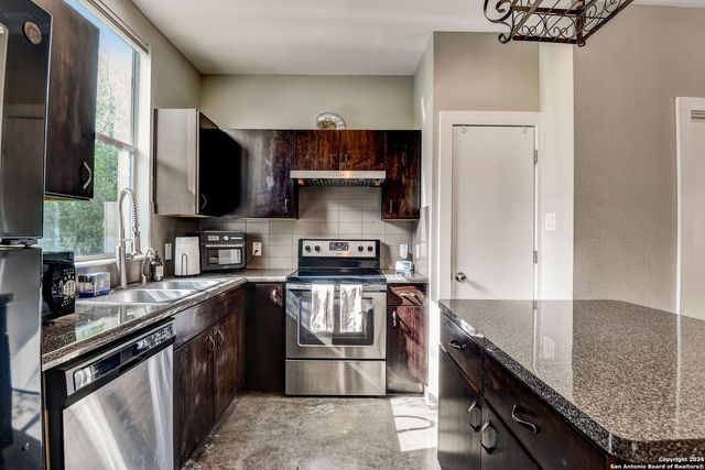 142 E MYRTLE ST, San Antonio, TX 78212