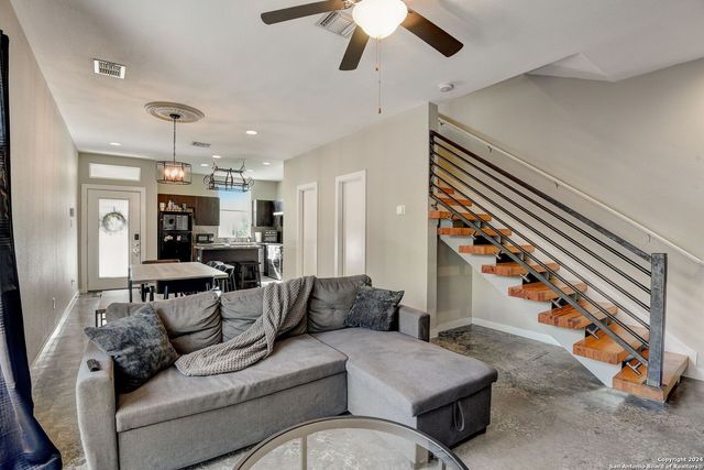 142 E MYRTLE ST, San Antonio, TX 78212