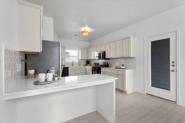 684 Hogan, Kyle, TX 78640