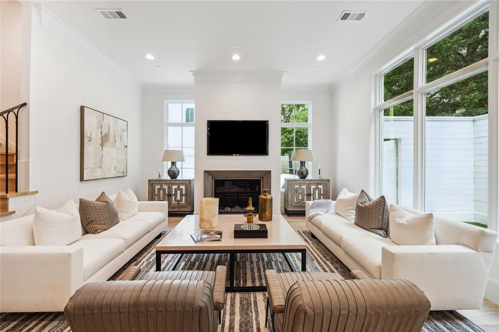 16 Wentworth Square Avenue, Houston, TX 77027