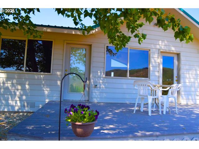 678 Road 20 Nw, Waterville, WA 98858