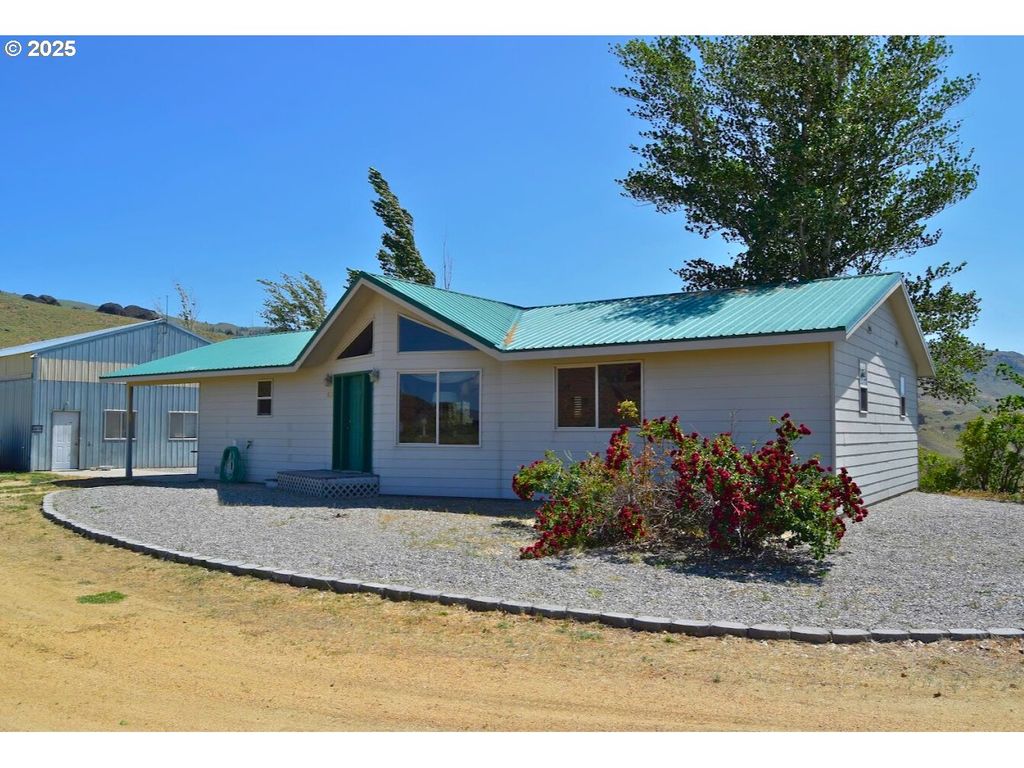 678 Road 20 Nw, Waterville, WA 98858