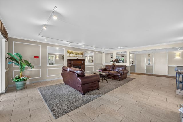 841 N York Street 428, Elmhurst, IL 60126