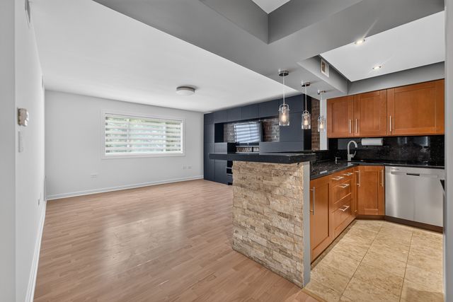 841 N York Street 428, Elmhurst, IL 60126