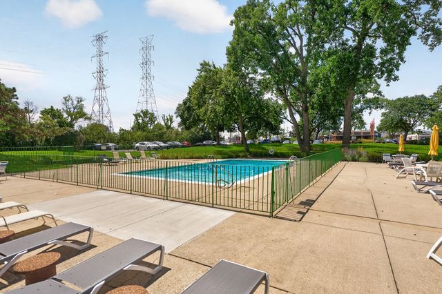 841 N York Street 428, Elmhurst, IL 60126