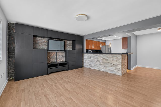 841 N York Street 428, Elmhurst, IL 60126
