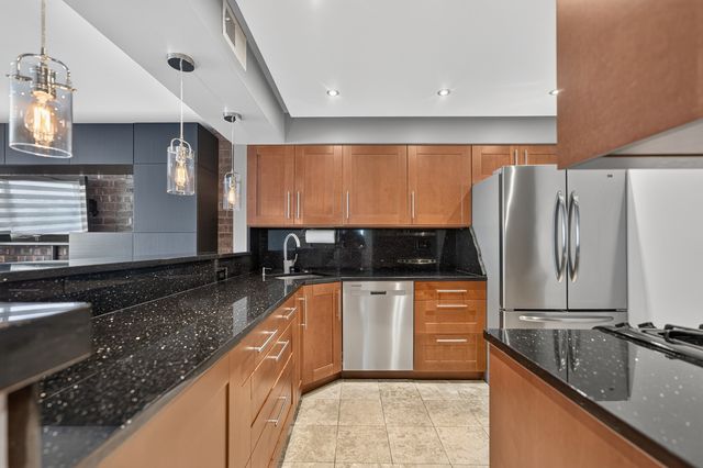 841 N York Street 428, Elmhurst, IL 60126