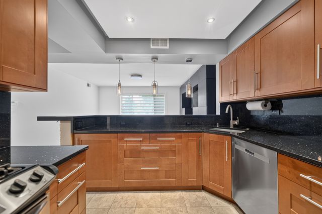 841 N York Street 428, Elmhurst, IL 60126