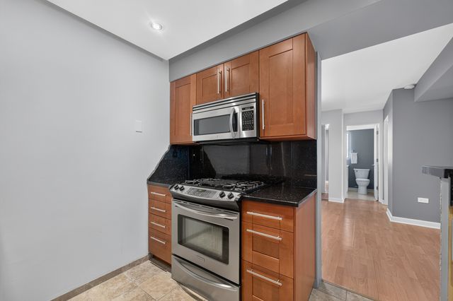 841 N York Street 428, Elmhurst, IL 60126