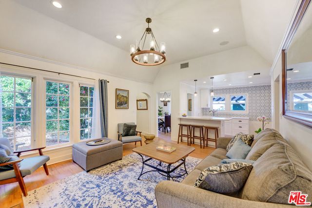 8818 Rosewood Avenue, West Hollywood, CA 90048