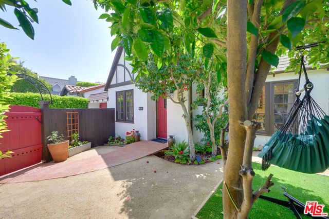 8818 Rosewood Avenue, West Hollywood, CA 90048